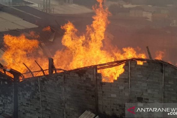 Pabrik Mebel di Cakung Terbakar - JPNN.COM