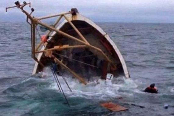 Detik-detik Kapal Nelayan Berawak 16 Orang Tenggelam, Menegangkan! - JPNN.COM