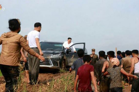 Kim Jong Un Kendarai Mobil Mewah Saat Blusukan ke Daerah Banjir - JPNN.COM