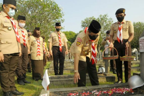 Jelang Hari Pramuka, Buwas Ziarah ke Taman Makam Pahlawan - JPNN.COM