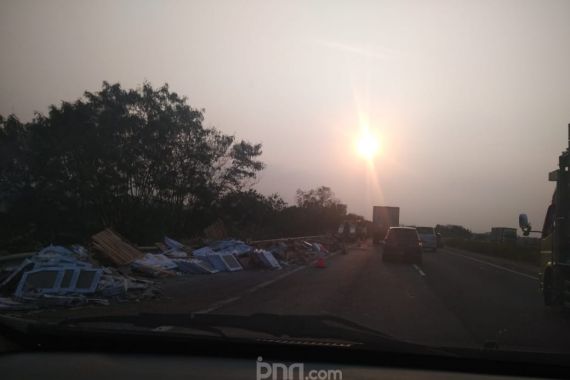 Kecelakaan Truk di Tol Palikanci KM 212, Arus Lalulintas Macet Total - JPNN.COM