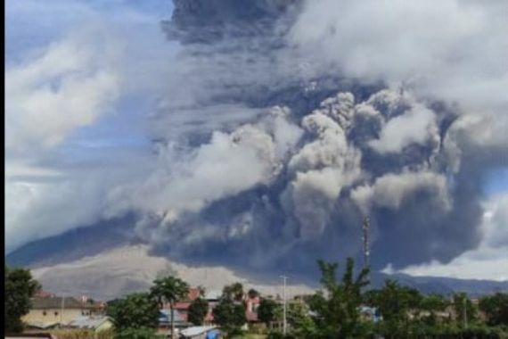 Gunung Sinabung Kembali Muntahkan Awan Panas, PVMBG: Waspada - JPNN.COM