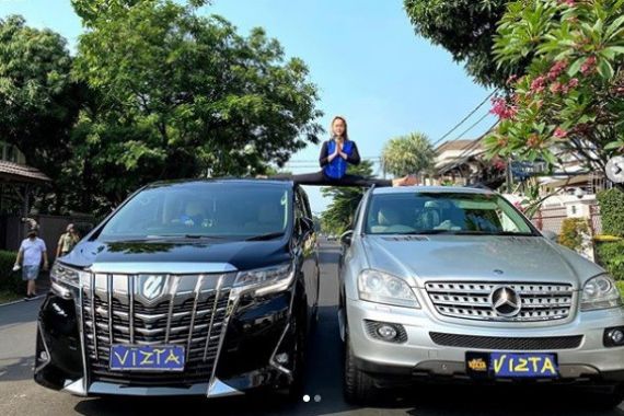 Pamer Gerakan Split di Atas 2 Mobil Mewah, Inul: Selangkangan Menggantung - JPNN.COM
