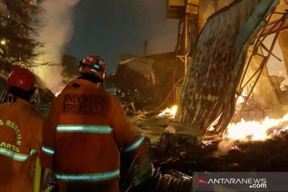 18 Jam Kebakaran Menghancurkan Pabrik Mebel di Cakung Jaktim - JPNN.COM
