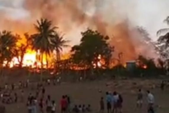Api dengan Cepat Membakar Puluhan Rumah di Kampung Adat Sumba Barat - JPNN.COM