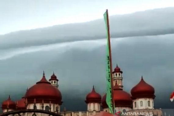 Awan Seperti Tsunami Menghiasi Langit Aceh, Begini Penjelasan BMKG - JPNN.COM