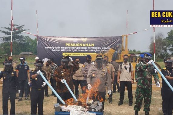 Bea Cukai Sumatera Bagian Barat Musnahkan Rokok & Miras Ilegal Senilai Rp 11 Miliar - JPNN.COM