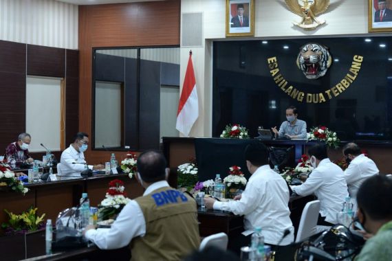 Pak Jokowi Sebut Ancaman Covid-19 Belum Usai sampai Rakyat Divaksin - JPNN.COM