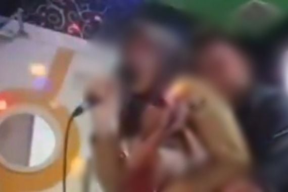 Video Viral, Oknum Kades Berbuat Tak Senonoh dengan Perempuan Bersuami di Tempat Karaoke - JPNN.COM