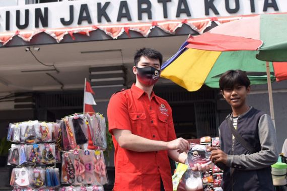 Kapal Api Bagikan 35 Ribu Masker kepada Pedagang Kopi - JPNN.COM