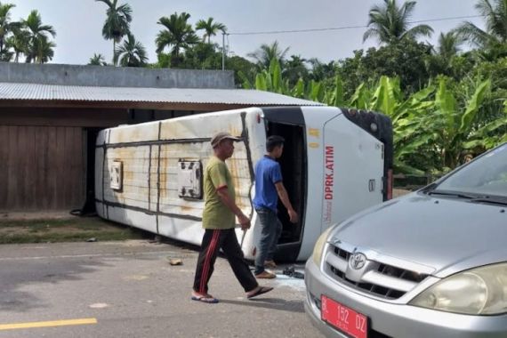 Bus Pengangkut ASN Terbalik akibat Rem Blong, Begini Kondisinya - JPNN.COM