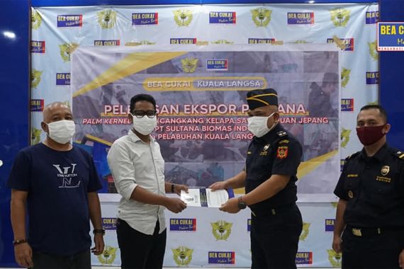 Bea Cukai Kuala Langsa Lepas Ekspor Cangkang Kelapa Sawit - JPNN.COM