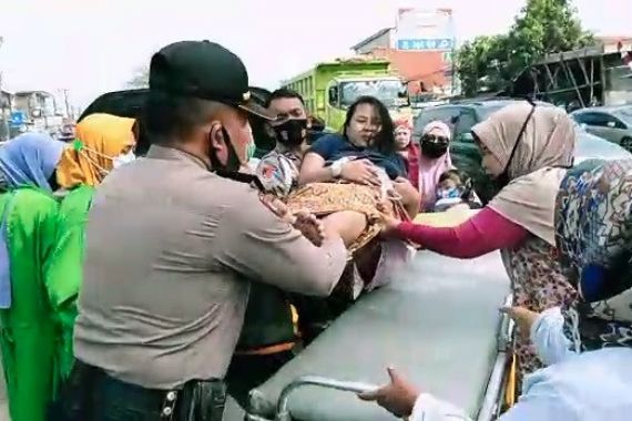 Detik-detik Mobil Ambulans Berpenumpang Ibu Hamil Kecelakaan di Bandung - JPNN.COM