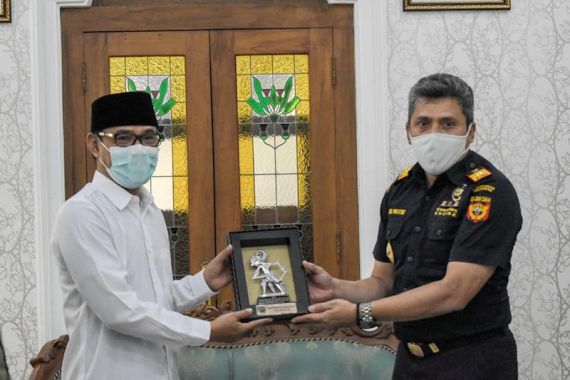 Sinergi Bea Cukai Magelang dan Pemkab Temanggung Kembangkan Industri Hasil Tembakau - JPNN.COM