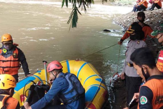 Remaja 18 Tahun yang Tenggelam di Sungai Cisadane Sulit Ditemukan - JPNN.COM