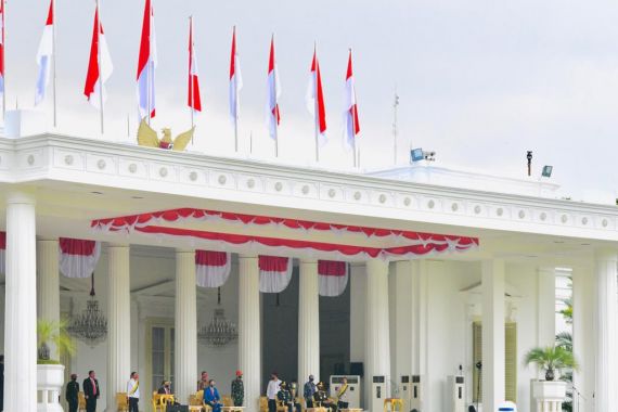 Pasukan TNI dari 3 Matra Masuk ke Lapangan di Istana Merdeka, Pak Jokowi Pantau dari Kejauhan - JPNN.COM
