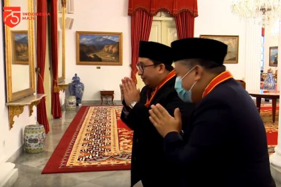 Fahri Hamzah & Fadli Zon Menjura ke Arah Presiden Jokowi sembari Matur Suwun - JPNN.COM