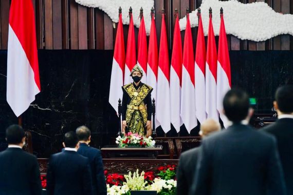 Jokowi Pakai Baju Adat NTT Sampaikan Pidato Kenegaraan - JPNN.COM