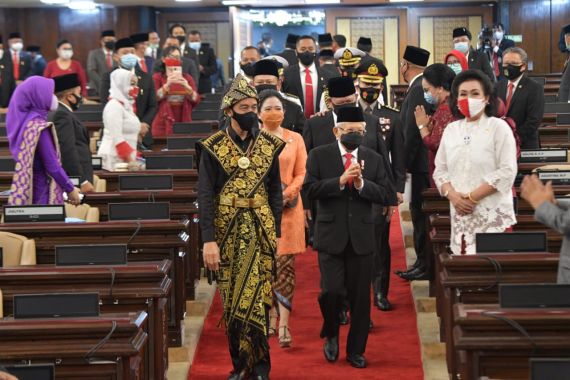 Jokowi Pakai Baju Adat, Ma'ruf Mengenakan Setelan Jas - JPNN.COM