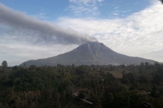 Gunung Sinabung Masih Muntahkan Debu Vulkanik Setinggi 400 Meter - JPNN.COM