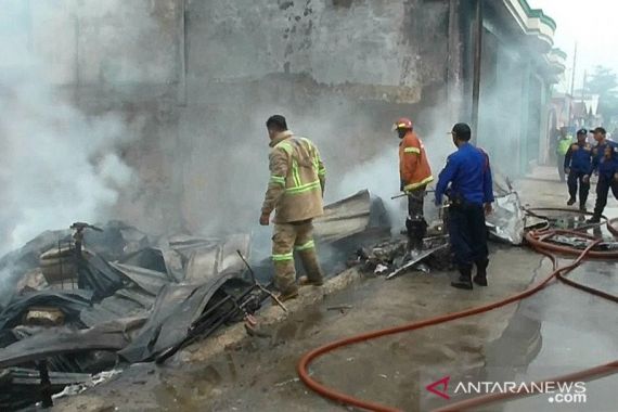 Terdengar Ledakan dari Gudang Limbah yang Terbakar di Bekasi - JPNN.COM