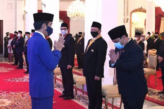 Presiden Menganugerahi Tanda Kehormatan Bintang Jasa Utama Kepada Ahmad Basarah - JPNN.COM