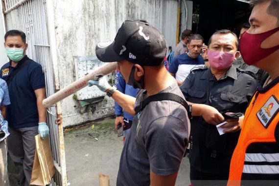 Detik-detik Teror Sasar Rumah Bupati Kediri, Terekam CCTV, Ada Tulisan dengan Tinta Merah - JPNN.COM