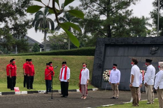 Saraswati Tabur Bunga di TMP Taruna, Kenang Jasa Sang Kakek Berjuang Lawan Penjajahan - JPNN.COM