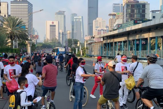 Merayakan HUT ke-75 RI dengan Bagi-Bagi Masker Merah Putih - JPNN.COM