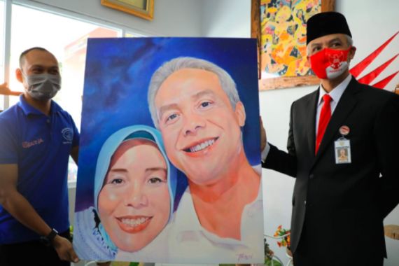 Narapidana itu Beri Lukisan Mesra untuk Pak Ganjar dan Siti Atikoh - JPNN.COM