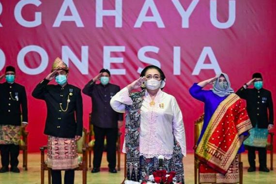 HUT Kemerdekaan RI: Menteri Siti Tampak Anggun dengan Kebaya Jawa dan Sanggul ala Kartini - JPNN.COM