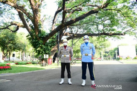 Susunan Petugas Upacara Penurunan Bendera Merah Putih di Istana Merdeka - JPNN.COM