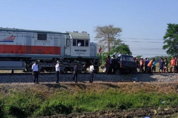 Kereta Api Hantam Izusu Panther di Kediri, Tiga Orang Tewas, Mobil Terseret 300 Meter - JPNN.COM