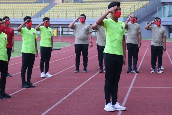 Timnas Indonesia U-16 Gelar Upacara di Lapangan, Ini Pesan Menyentuh Bima Sakti - JPNN.COM