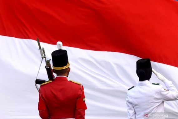 Pimpin Upacara Penurunan Dwiwarna, Presiden Jokowi Pakai Jas - JPNN.COM