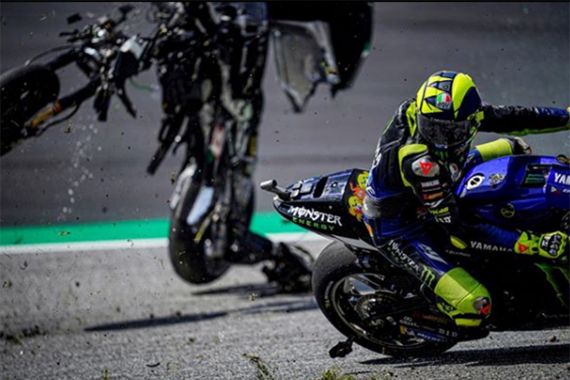 Lihat Detik-Detik Menakutkan di MotoGP Austria, Rossi Mengira Itu Helikopter - JPNN.COM