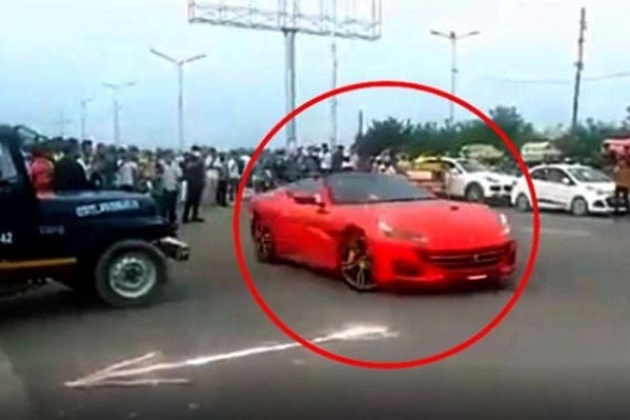 Rasain, Pengendara Mobil Mewah Ini Ditilang Lantaran Buat Aksi Berbahaya di Depan Polisi - JPNN.COM