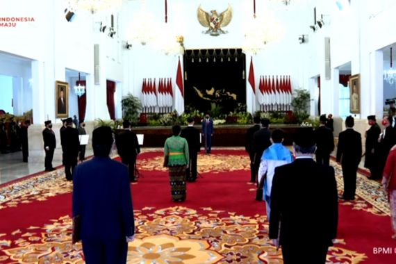 Jokowi Lantik 3 Menterinya Hingga Eks Deputi BNN Jadi Anggota Kompolnas - JPNN.COM
