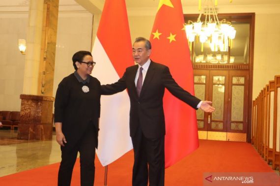 Sambangi Wang Yi, Menlu Retno Minta China Dukung Ide Indonesia Ini - JPNN.COM