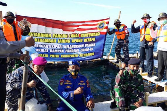Tebar Benih Ikan Kerapu, Lanal Banyuwangi Antisipasi Kelangkaan Pangan Akibat Pandemi Covid-19 - JPNN.COM
