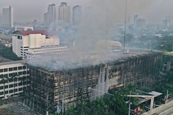 Tim Puslabfor Polri Bawa Barang Penting ini dari Lokasi Kebakaran Kejaksaan Agung - JPNN.COM