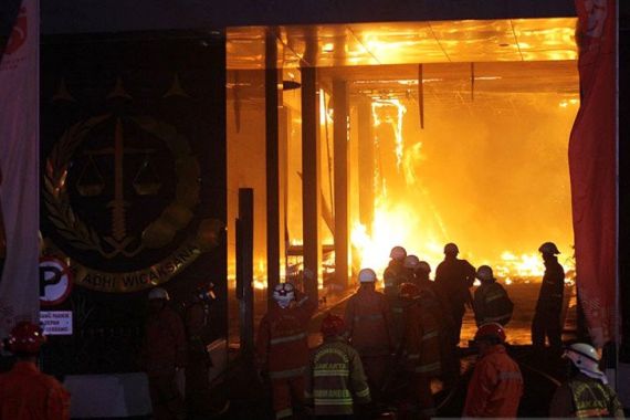 128 Saksi Diperiksa dalam Peristiwa Kebakaran Gedung Kejagung - JPNN.COM