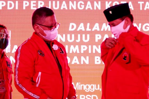 Hasto Serahkan KTA dan Jaket PDIP kepada Muhamad di Depan Keponakan Prabowo - JPNN.COM