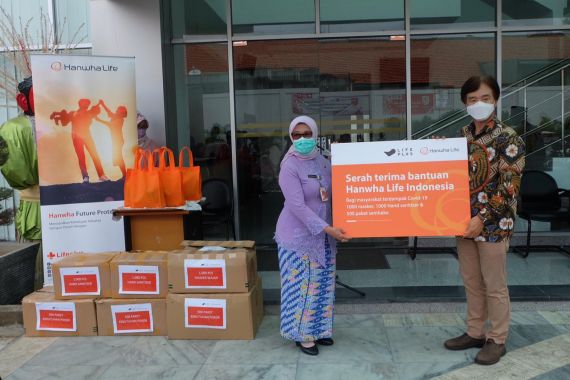 Hanwha Life Serahkan Donasi untuk Ringankan Warga saat Pandemi Covid-19 - JPNN.COM