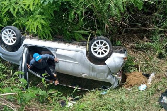 Mobil Berisi Satu Keluarga Masuk Jurang di Bogor - JPNN.COM