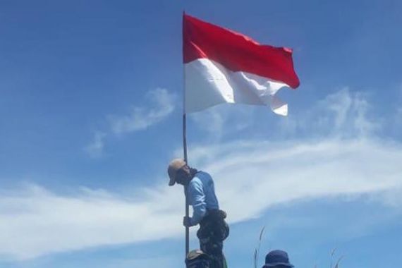 Kobarkan Semangat Nasionalisme, Pasukan Elite TNI AL Kibarkan Merah Putih di Puncak Nunukan - JPNN.COM