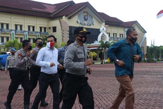 8 Personel Polda Aceh Terjaring Razia, Kartu Anggota Ditahan, Disuruh Lari Keliling Lapangan - JPNN.COM
