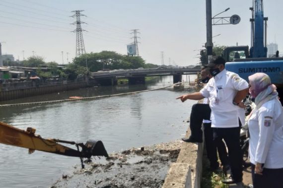 Kurangi Dampak Banjir, Anak Buah Anies Lakukan Gerebek Lumpur - JPNN.COM