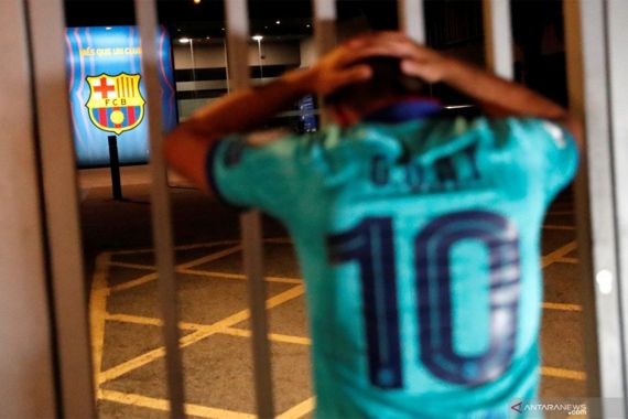 Messi Pengin Pergi, Fan Acungkan Jari Tengah di Depan Camp Nou - JPNN.COM