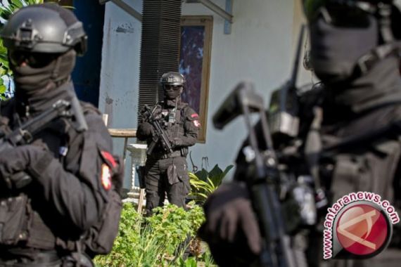 Teroris Kalang Kabut, Serang Densus 88 Antiteror dengan Parang, Dorr! - JPNN.COM